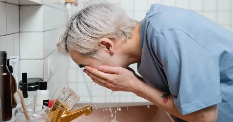 Gezicht wassen man